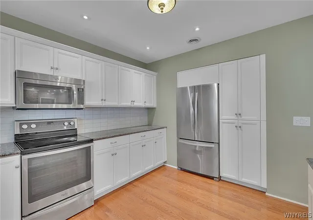 Photo 4 of Sale Pending at 105 Woodland Ave, Medina, NY 14103 | MLS# B1701996 | Listing updated on 2026-09-12