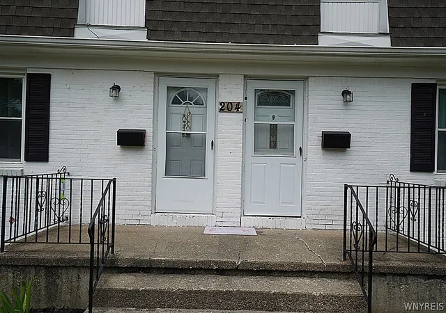 Photo 2 of Sale Pending at 204 Glenhaven Dr, Buffalo, NY 14228 | MLS# B1702799 | Listing updated on 2026-08-11