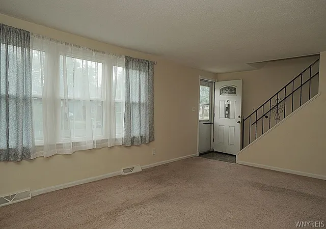 Photo 3 of Sale Pending at 204 Glenhaven Dr, Buffalo, NY 14228 | MLS# B1702799 | Listing updated on 2026-08-11