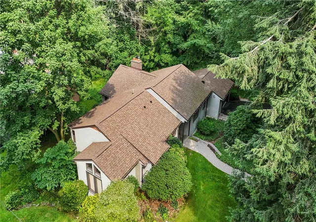 Photo 4 of Sale Pending at 354 Oakridge Dr, Rochester, NY 14617 | MLS# R1692593 | Listing updated on 2026-09-04