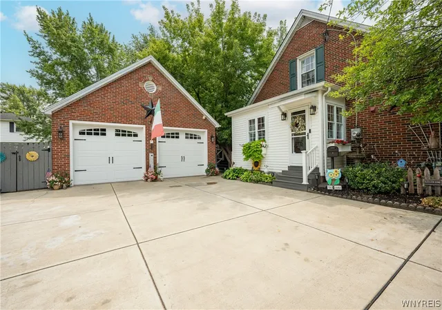 Photo 3 of Sale Pending at 945 Mineral Springs Rd, Buffalo, NY 14224 | MLS# B1702836 | Listing updated on 2026-08-14