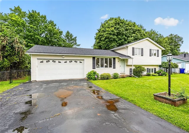 Photo 3 of Sale Pending at 12 Teresa Cir, Rochester, NY 14624 | MLS# R1702087 | Listing updated on 2026-08-05