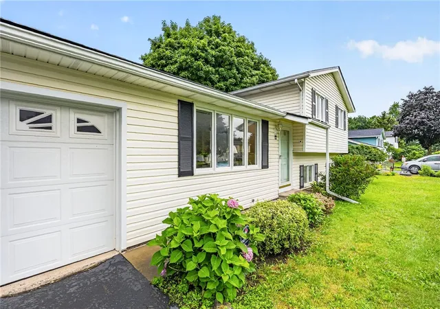 Photo 3 of Sale Pending at 12 Teresa Cir, Rochester, NY 14624 | MLS# R1702087 | Listing updated on 2026-08-05