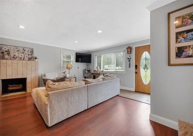 Photo 4 of Single family home for sale at 1166 Bay Rd, Webster, NY 14580 | MLS# R1702967 | Listing updated on 2026-09-01