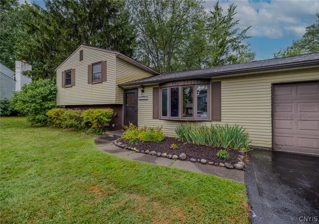 Photo 3 of Single family home for sale at 8059 Spruce Hl Dr, Clay, NY 13041 | MLS# S1702177 | Listing updated on 2026-09-13