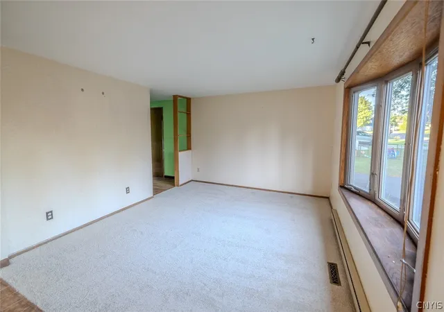 Photo 4 of Single family home for sale at 8059 Spruce Hl Dr, Clay, NY 13041 | MLS# S1702177 | Listing updated on 2026-09-13