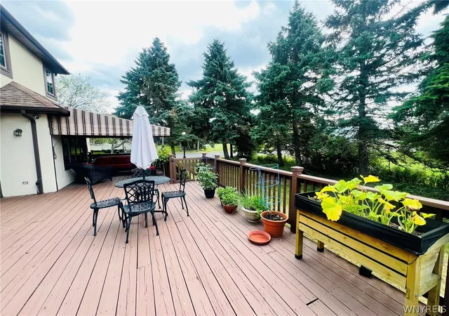Photo 3 of Sale Pending at 10 Pinegrove Ct, Hamburg, NY 14075 | MLS# B1703025 | Listing updated on 2026-08-18