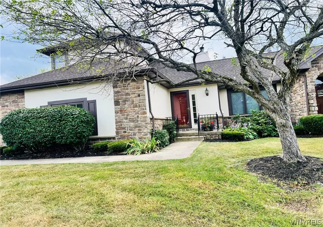 Photo 4 of Sale Pending at 10 Pinegrove Ct, Hamburg, NY 14075 | MLS# B1703025 | Listing updated on 2026-08-18