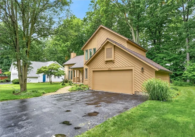 Photo 2 of Sale Pending at 82 Brush Crk Dr, Rochester, NY 14612 | MLS# R1703123 | Listing updated on 2026-08-11