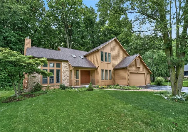 Photo 3 of Sale Pending at 82 Brush Crk Dr, Rochester, NY 14612 | MLS# R1703123 | Listing updated on 2026-08-11