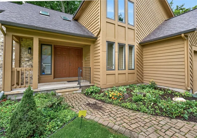 Photo 3 of Sale Pending at 82 Brush Crk Dr, Rochester, NY 14612 | MLS# R1703123 | Listing updated on 2026-08-11