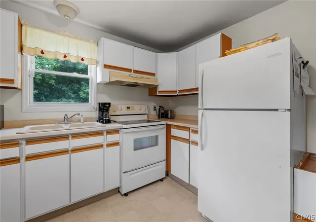 Photo 3 of Sale Pending at 3826 Split Rock Rd, Camillus, NY 13031 | MLS# S1703140 | Listing updated on 2026-09-03