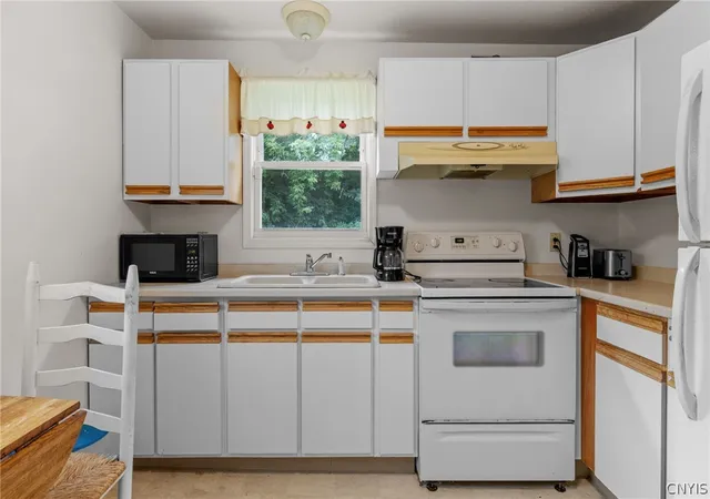 Photo 3 of Sale Pending at 3826 Split Rock Rd, Camillus, NY 13031 | MLS# S1703140 | Listing updated on 2026-09-03