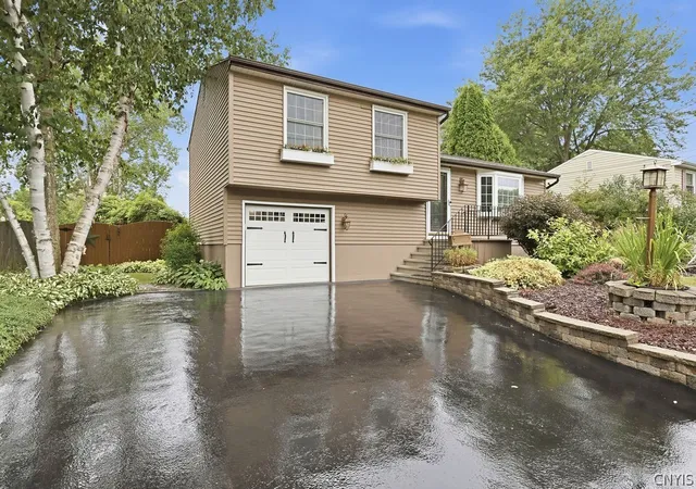 Photo 3 of Single family home for sale at 4228 Hunting Crk Dr, Clay, NY 13041 | MLS# S1703120 | Listing updated on 2026-08-11