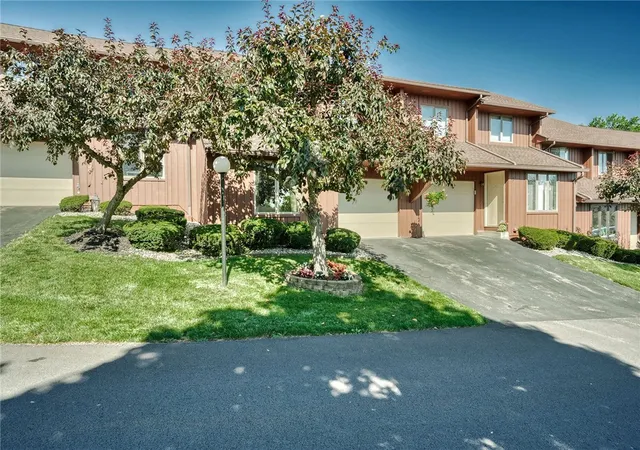Photo 3 of Sale Pending at 7 Vista View Dr, Fairport, NY 14450 | MLS# R1702182 | Listing updated on 2026-09-03