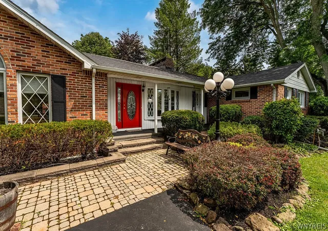 Photo 3 of Sale Pending at 6163 Campbell Blvd, Lockport, NY 14094 | MLS# B1702844 | Listing updated on 2026-08-19