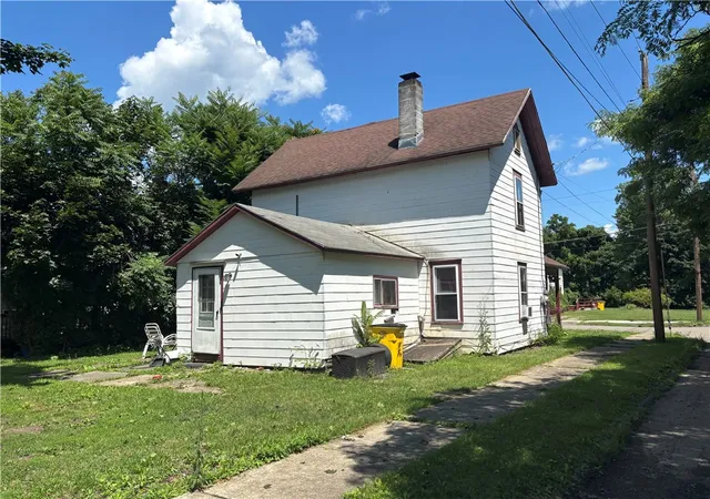 Photo 2 of Single family home for sale at 501 Oak St, Elmira, NY 14901 | MLS# R1703404 | Listing updated on 2026-08-12