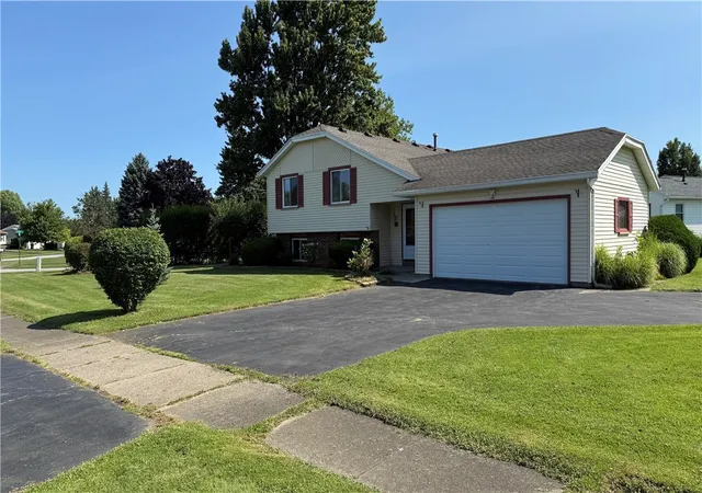 Photo 2 of Sale Pending at 10 Lightwood Ln, Rochester, NY 14606 | MLS# R1700905 | Listing updated on 2026-09-11