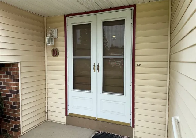Photo 3 of Sale Pending at 10 Lightwood Ln, Rochester, NY 14606 | MLS# R1700905 | Listing updated on 2026-09-11