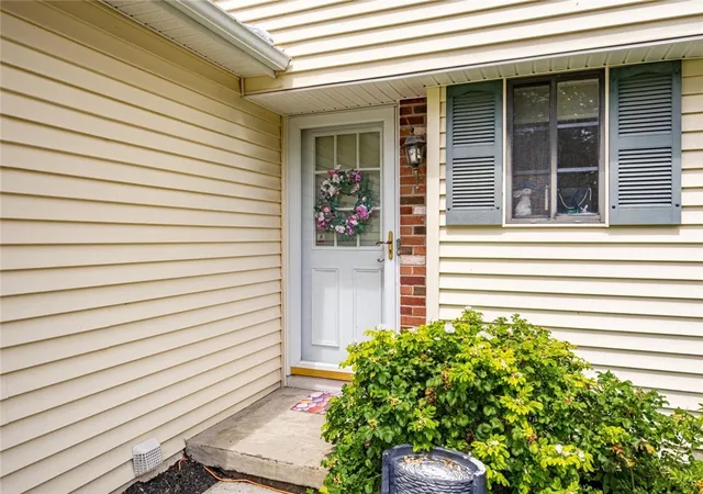 Photo 3 of Sale Pending at 31 Arbor Ct, Fairport, NY 14450 | MLS# R1702925 | Listing updated on 2026-08-17