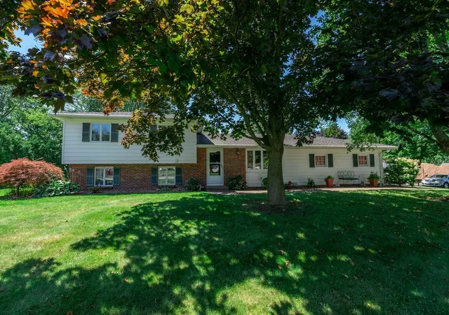Photo 2 of Sale Pending at 128 Thorncliff Rd, Spencerport, NY 14559 | MLS# R1702830 | Listing updated on 2026-08-13