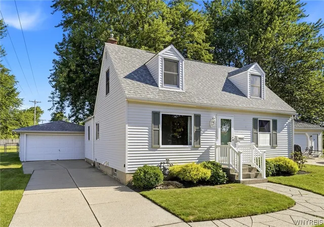 Photo 3 of Sale Pending at 16 Woodcrest Ct, Buffalo, NY 14225 | MLS# B1703423 | Listing updated on 2026-08-13