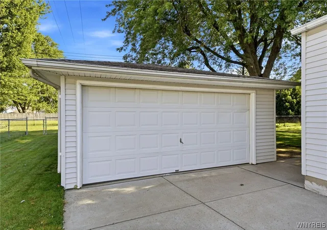 Photo 3 of Sale Pending at 16 Woodcrest Ct, Buffalo, NY 14225 | MLS# B1703423 | Listing updated on 2026-08-13