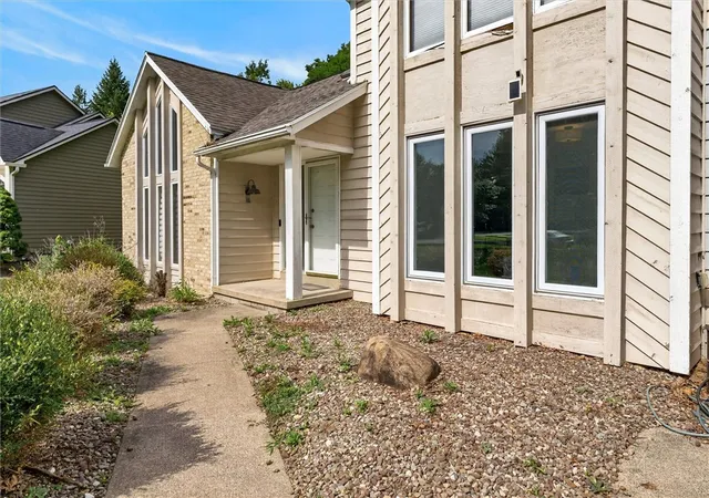 Photo 4 of Sale Pending at 42 Pointe Vintage Dr, Rochester, NY 14626 | MLS# R1703653 | Listing updated on 2026-09-08