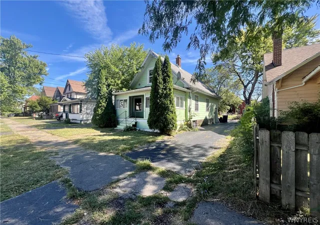 Photo 2 of Single family home for sale at 1611 Linwood Ave, Niagara Falls, NY 14305 | MLS# B1703842 | Listing updated on 2026-08-04
