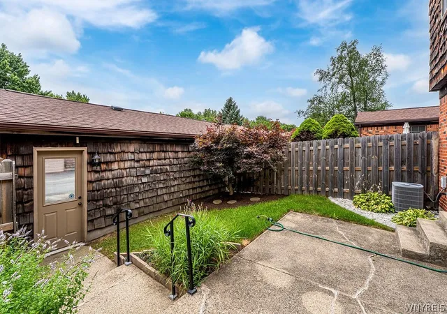 Listing Photo 4 - Condo for sale in building located at 255 Wedgewood Dr, Williamsville, NY 14221