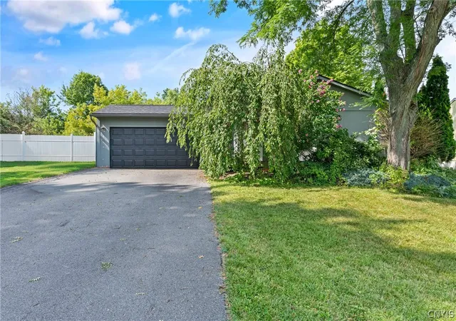 Photo 3 of Single family home for sale at 4040 Winterpark Dr, Liverpool, NY 13090 | MLS# S1703240 | Listing updated on 2026-08-31