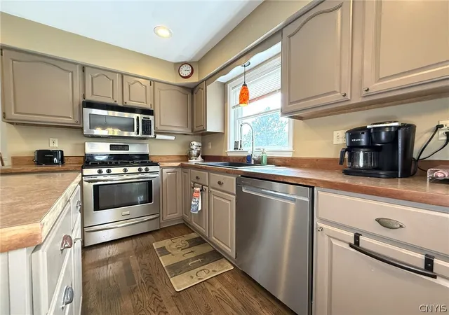 Photo 4 of Sale Pending at 5773 Innsbruck Rd, East Syracuse, NY 13057 | MLS# S1703883 | Listing updated on 2026-08-15