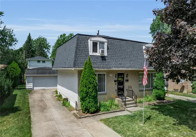 Photo 1 of Sale Pending at 17 W Summerset Ln, Buffalo, NY 14228 | MLS# B1702180 | Listing updated on 2026-08-31