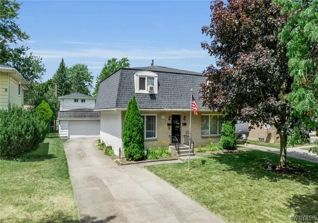 Photo 2 of Sale Pending at 17 W Summerset Ln, Buffalo, NY 14228 | MLS# B1702180 | Listing updated on 2026-08-31