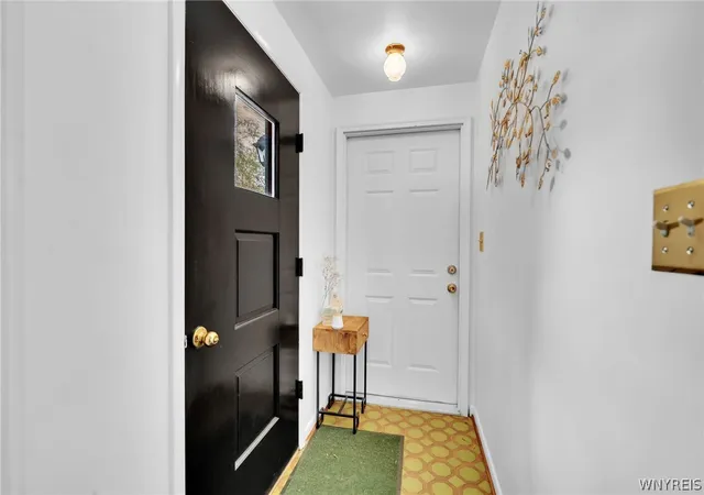Photo 3 of Sale Pending at 17 W Summerset Ln, Buffalo, NY 14228 | MLS# B1702180 | Listing updated on 2026-08-31