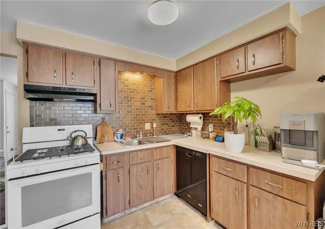 Photo 4 of Sale Pending at 17 W Summerset Ln, Buffalo, NY 14228 | MLS# B1702180 | Listing updated on 2026-08-31