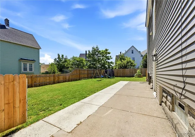 Photo 3 of Sale Pending at 39 Heward Ave, Buffalo, NY 14207 | MLS# B1704126 | Listing updated on 2026-08-14