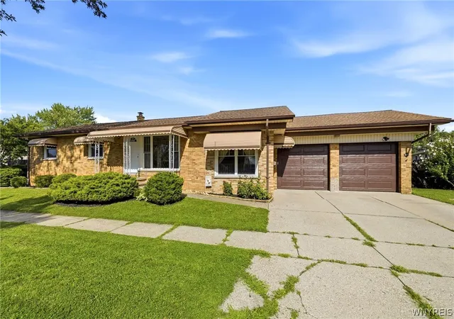 Photo 3 of Sale Pending at 301 Homecrest Dr, Buffalo, NY 14226 | MLS# B1704150 | Listing updated on 2026-08-13
