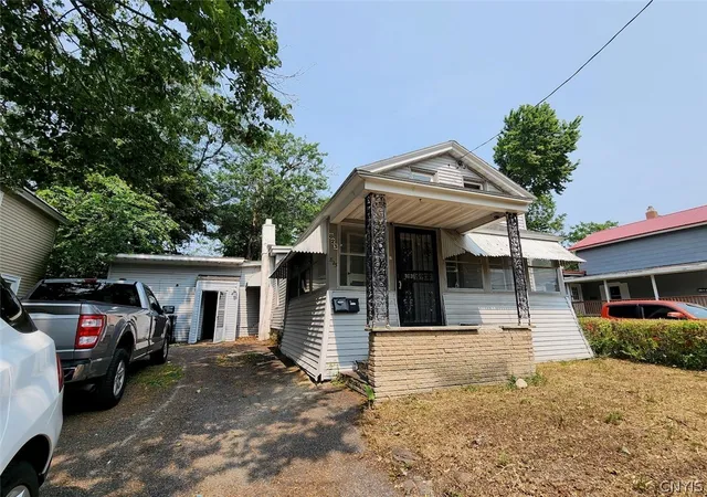 Photo 3 of Sale Pending at 823 Lemoyne Ave #825, Syracuse, NY 13208 | MLS# S1704281 | Listing updated on 2026-08-12