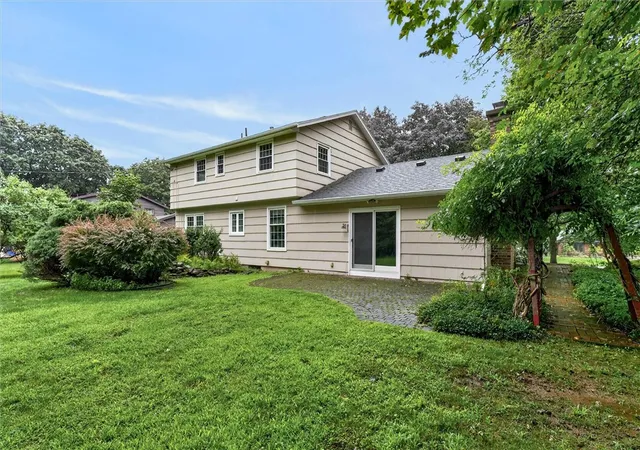Photo 4 of Sale Pending at 131 Timber Brk Ln, Penfield, NY 14526 | MLS# R1701964 | Listing updated on 2026-08-12