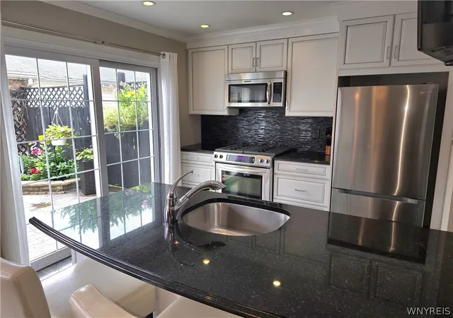 Listing Photo 5 - Condo for sale in building located at 98 Hickory Hl Rd, Buffalo, NY 14221