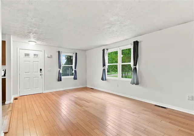Photo 4 of Sale Pending at 198 Mercer Ave, Rochester, NY 14606 | MLS# R1704238 | Listing updated on 2026-08-13