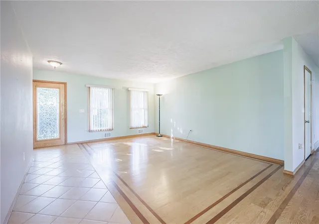 Photo 3 of Sale Pending at 111 Kinmont Dr, Rochester, NY 14612 | MLS# R1703839 | Listing updated on 2026-08-31