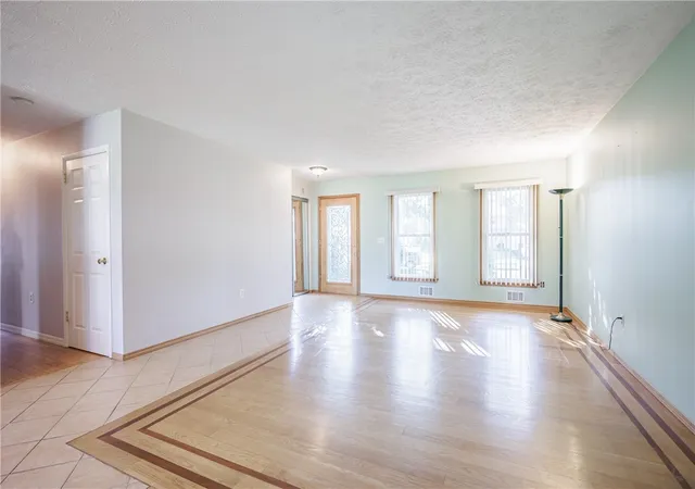 Photo 4 of Sale Pending at 111 Kinmont Dr, Rochester, NY 14612 | MLS# R1703839 | Listing updated on 2026-08-31