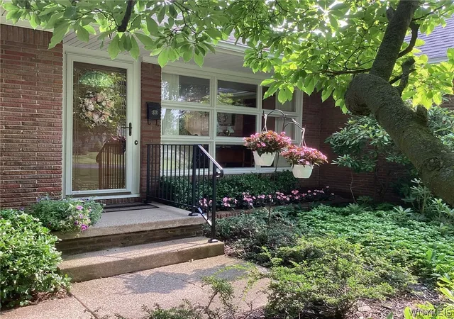 Photo 4 of Sale Pending at 8325 Vernon Cir, Buffalo, NY 14221 | MLS# B1704244 | Listing updated on 2026-08-20
