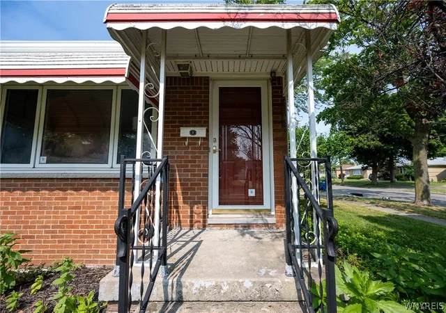 Photo 3 of Sale Pending at 200 Margaret Rd, Buffalo, NY 14226 | MLS# B1704582 | Listing updated on 2026-08-12
