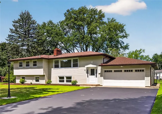 Photo 3 of Sale Pending at 73 Sandcastle Dr, Rochester, NY 14622 | MLS# R1704740 | Listing updated on 2026-08-14