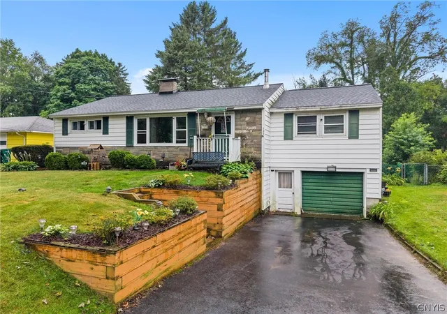Photo 4 of Sale Pending at 129 Wadsworth Rd, Syracuse, NY 13212 | MLS# S1703685 | Listing updated on 2026-08-09