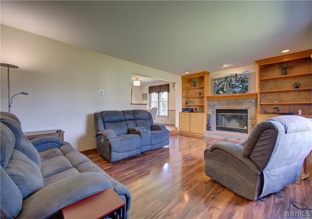 Photo 3 of Single family home for sale at 6510 Emily Ln, Lockport, NY 14094 | MLS# B1704574 | Listing updated on 2026-08-22