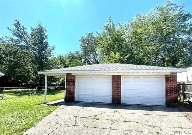 Photo 2 of Sale Pending at 11 Covington Dr, Buffalo, NY 14220 | MLS# B1704503 | Listing updated on 2026-08-20